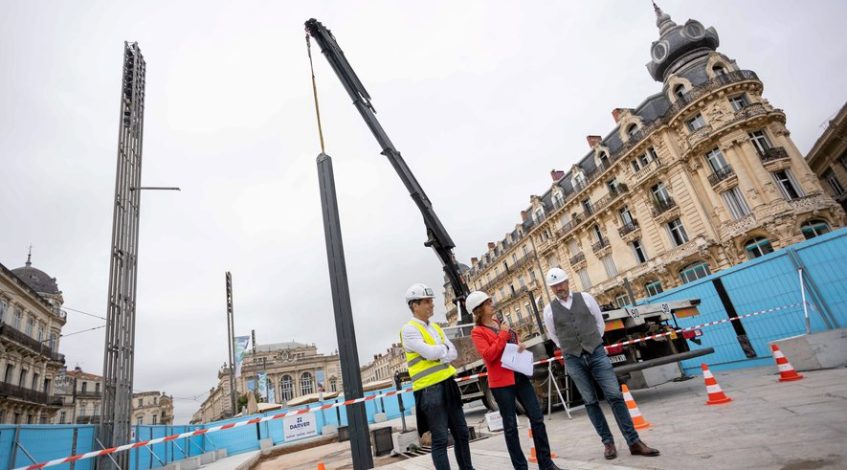 , Montpellier : sur la Comédie des poteaux métalliques renforcent le parking avant l&rsquo;arrivée des ormes