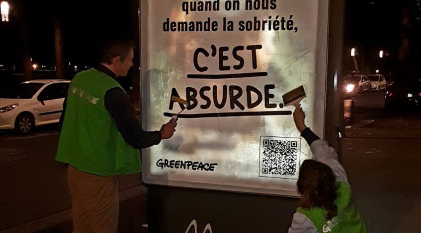 , Des activistes de Greenpeace ont recouvert des panneaux publicitaires lumineux dans le centre-ville de Montpellier